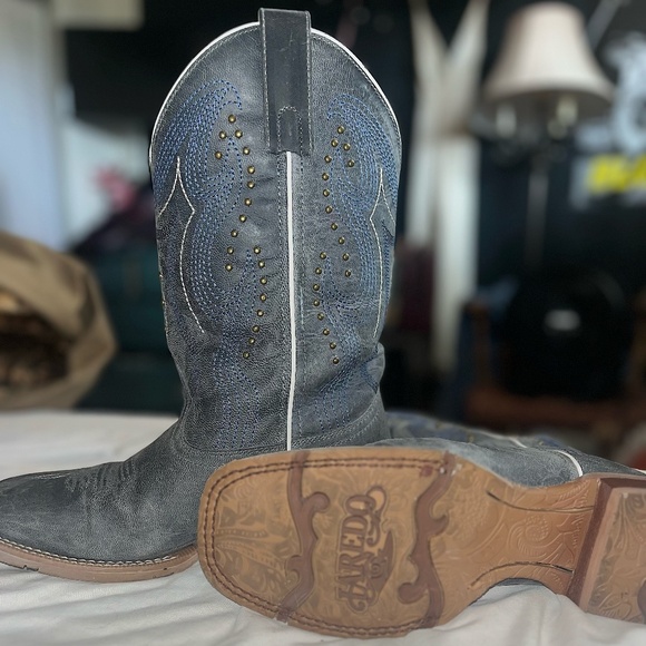 LAREDO WOMEN'S CHIC WESTERN BOOTS - BROAD SQUARE TOE BLUE WESTERN BOOTS - Picture 3 of 6